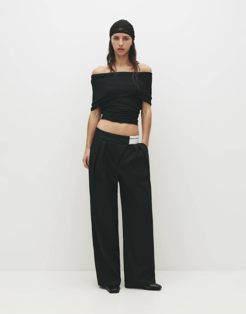 Pull & Bear - Hose in Schwarz mit überkreuztem Bund und kontrastierendem Detail von Pull & Bear