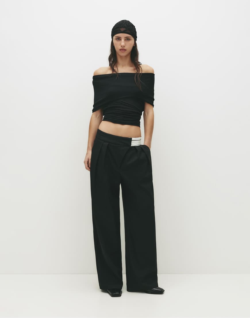Pull & Bear - Hose in Schwarz mit überkreuztem Bund und kontrastierendem Detail von Pull & Bear