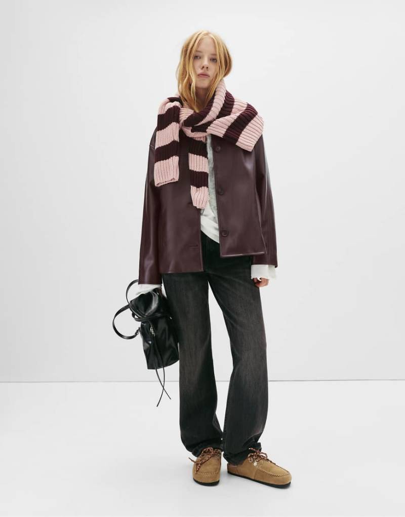 Pull & Bear - Jacke aus Kunstleder in Burgunderrot mit Ziernähten von Pull & Bear