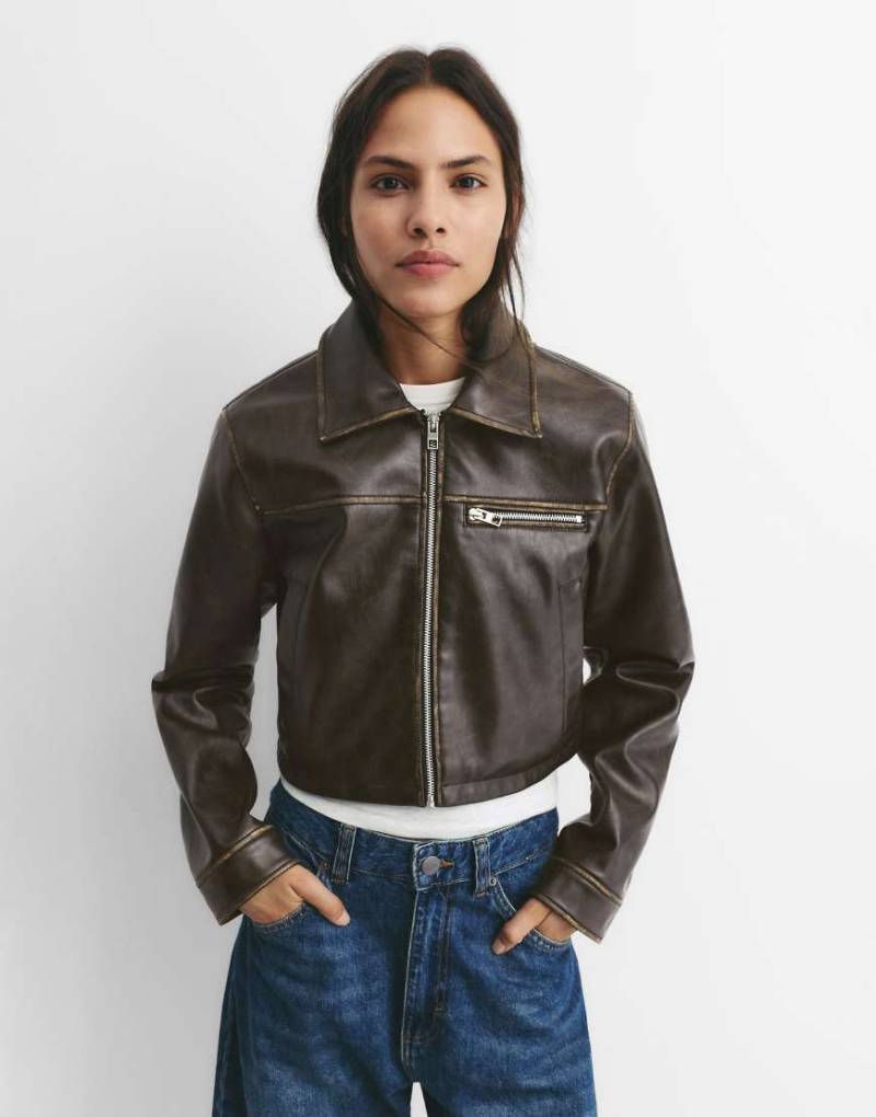 Pull & Bear - Jacke aus Kunstleder in verwaschenem Braun-Brown von Pull & Bear