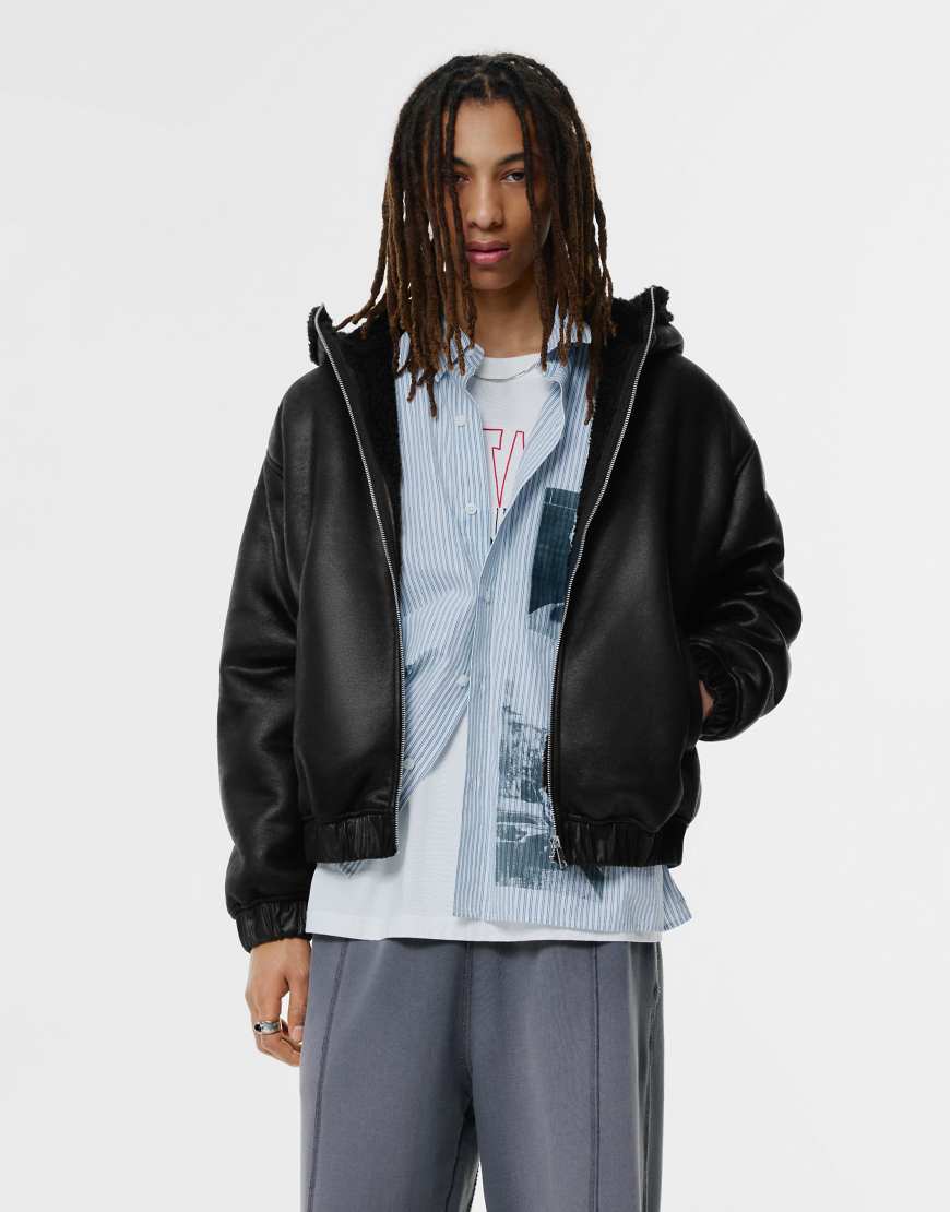 Pull & Bear - Jacke in Schwarz mit Lederoptik und Lammfellimitat von Pull & Bear
