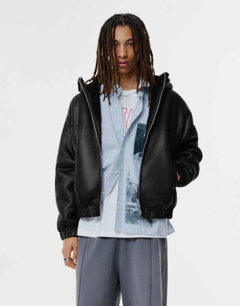 Pull & Bear - Jacke in Schwarz mit Lederoptik und Lammfellimitat von Pull & Bear