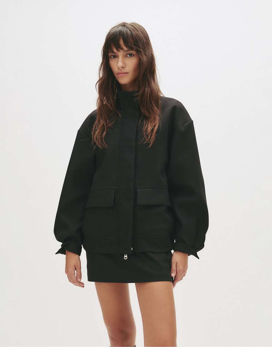 Pull & Bear - Jacke in Schwarz mit hohem Kragen und anliegendem Schnitt von Pull & Bear