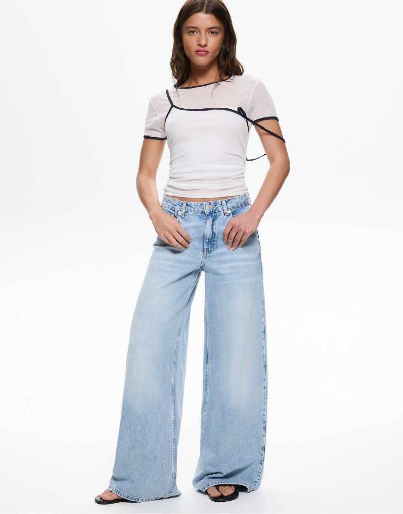 Pull & Bear - Jeans in Blassblau mit weitem Bein und niedrigem Bund von Pull & Bear