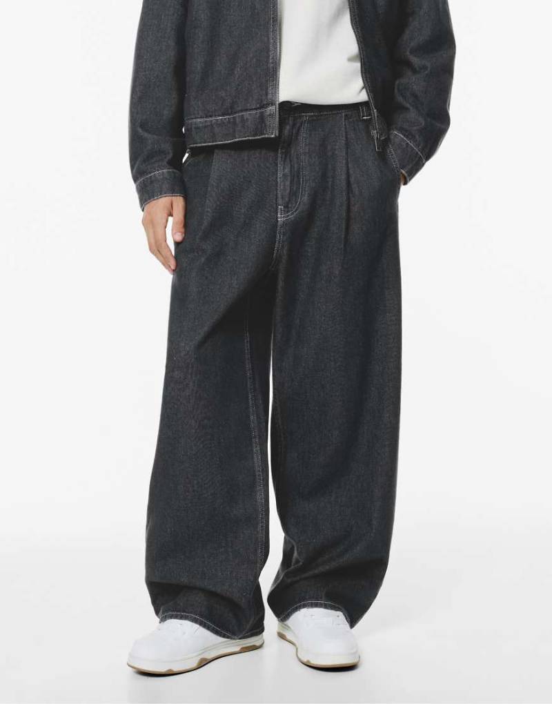 Pull & Bear - Jeans in Grau mit Abnähern und weitem Bein von Pull & Bear