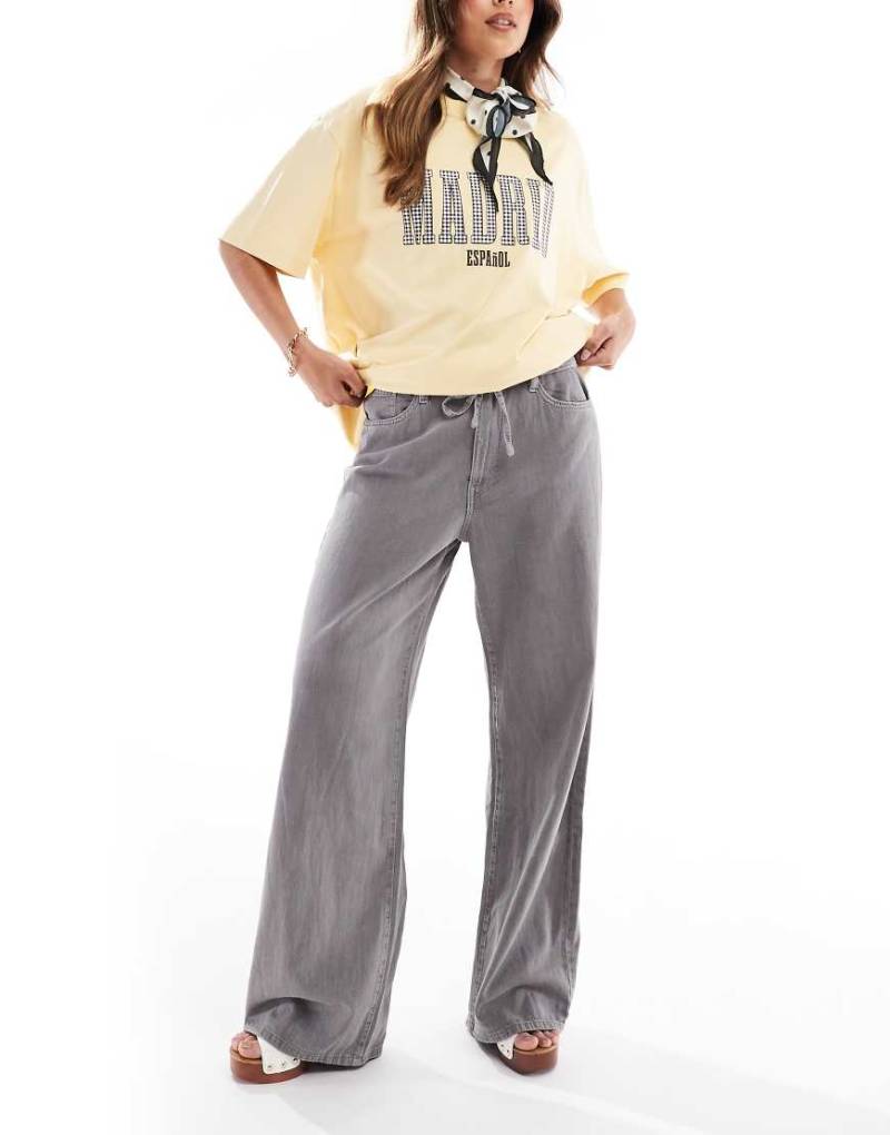 Pull & Bear - Jeans in Grau mit Kordelzug und weitem Bund von Pull & Bear