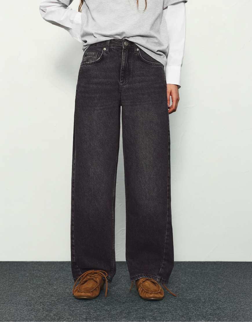 Pull & Bear - Jeans in Grau mit abgerundete, Beinschnitt und tiefem Bund von Pull & Bear