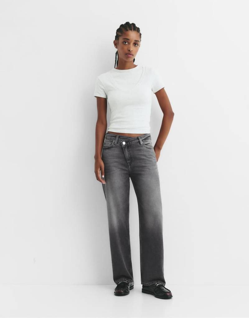 Pull & Bear - Jeans in Grau mit geradem Schnitt und überkreuztem Bunddetail von Pull & Bear