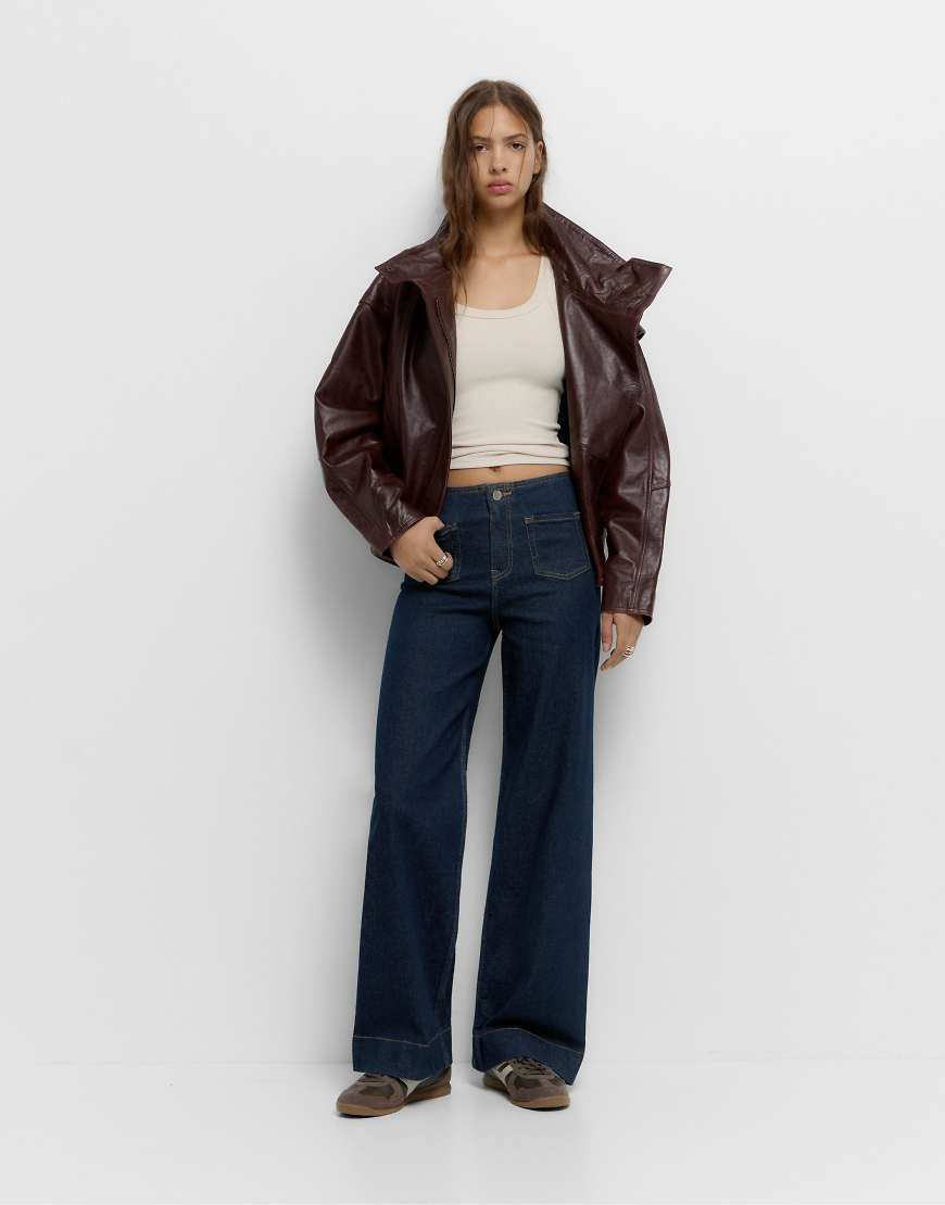 Pull & Bear - Jeans in Marineblau mit aufgesetzten Taschen und weitem Bein von Pull & Bear