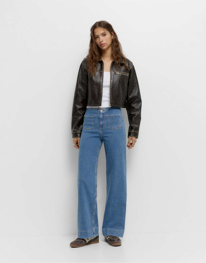 Pull & Bear - Jeans in Mittelblau mit aufgesetzten Taschen und weitem Bein von Pull & Bear