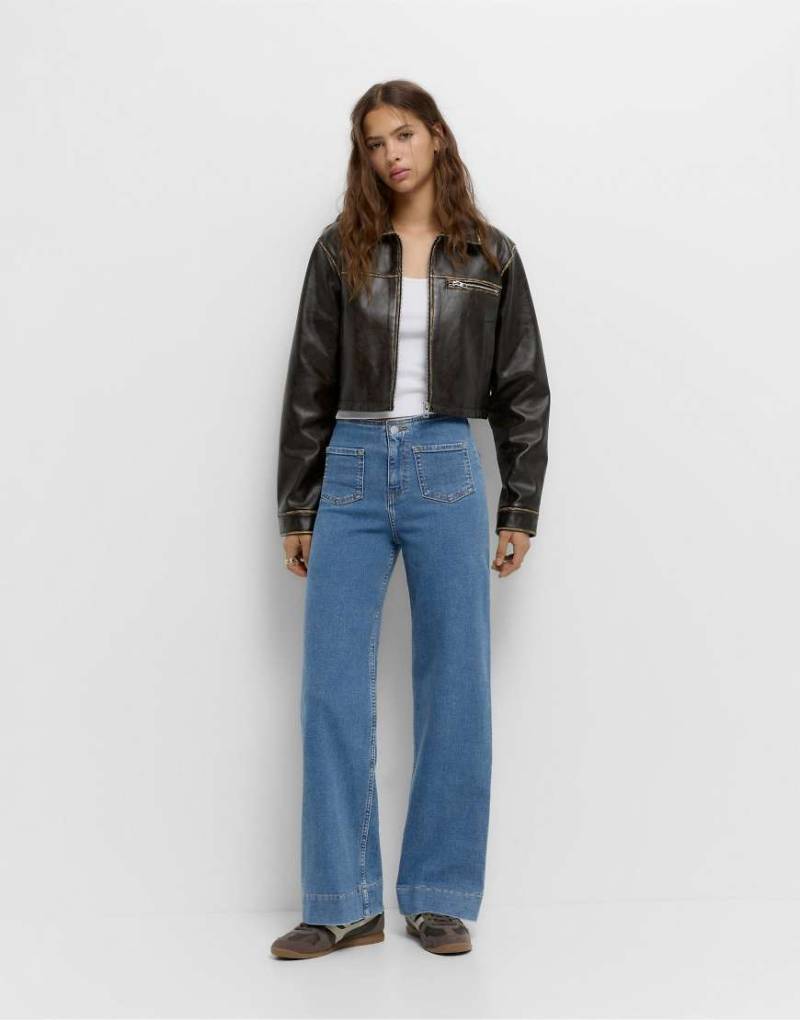 Pull & Bear - Jeans in Mittelblau mit aufgesetzten Taschen und weitem Bein von Pull & Bear