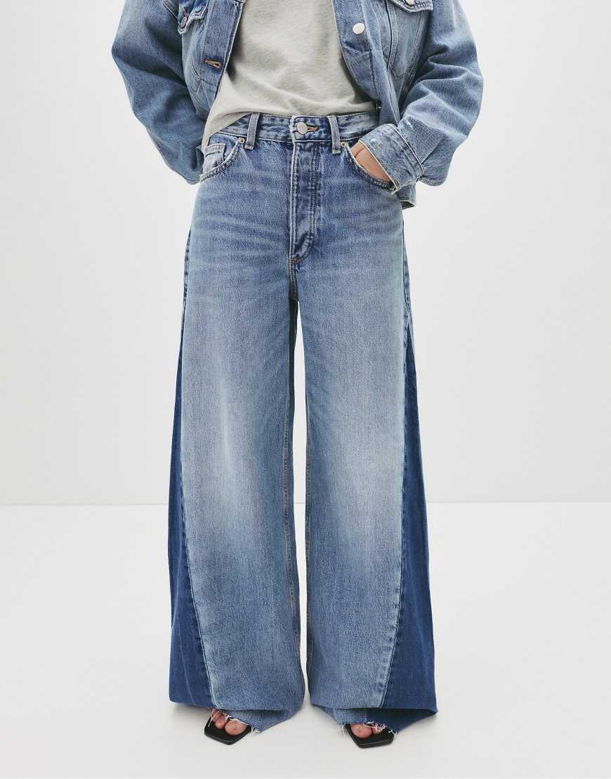 Pull & Bear - Jeans in Mittelblau mit sehr weitem Bein und Kontrastdesign von Pull & Bear