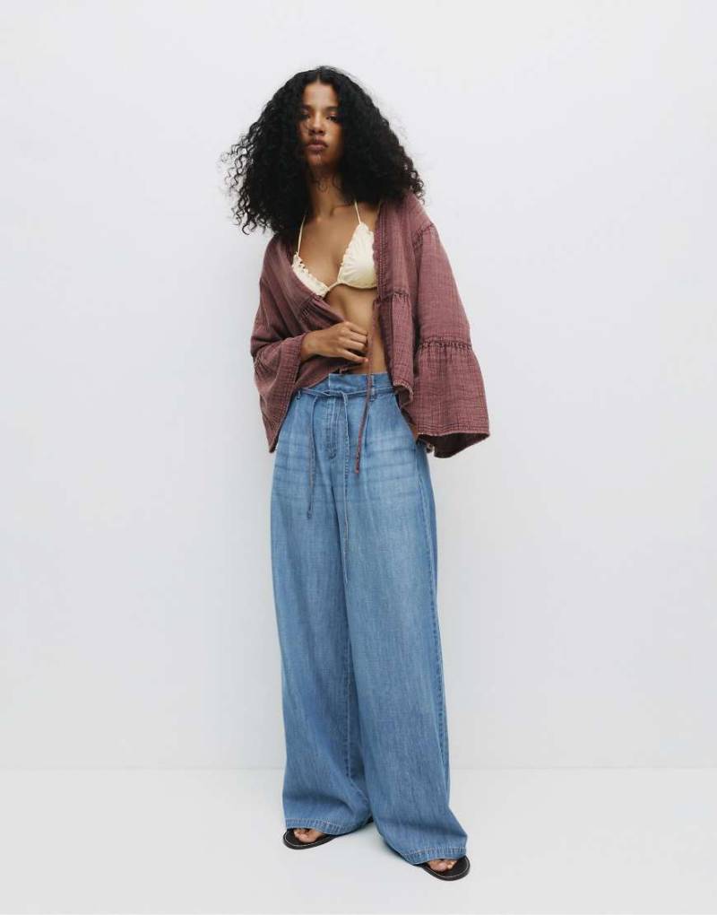 Pull & Bear - Jeans in Mittelblau mit weitem Bein und Tunnelzug von Pull & Bear