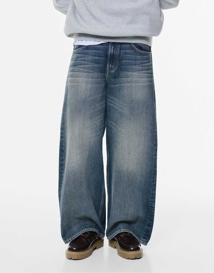 Pull & Bear - Jeans in Mittelblau mit weitem Bein von Pull & Bear