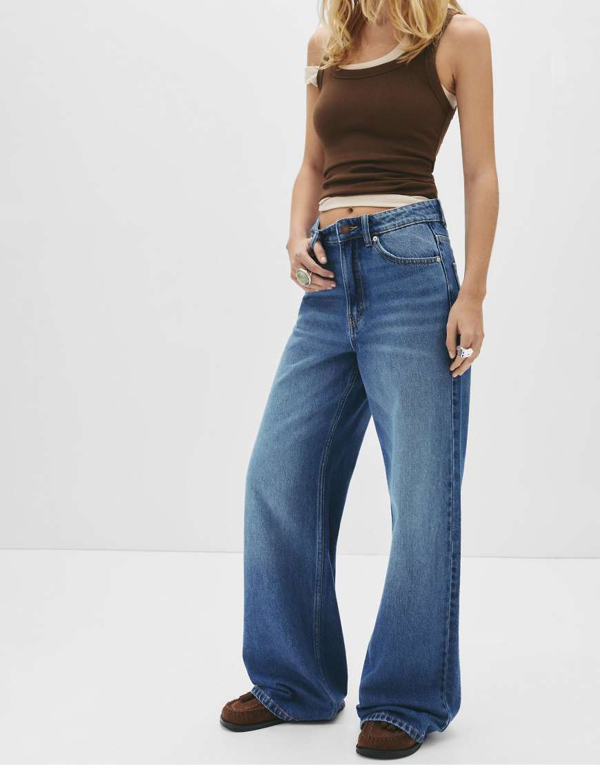 Pull & Bear - Jeans in Mittelblau mit weitem Bein von Pull & Bear