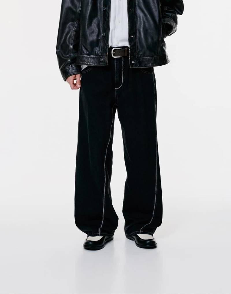 Pull & Bear - Jeans in Schwarz mit Kontrastnaht und weitem Bein von Pull & Bear