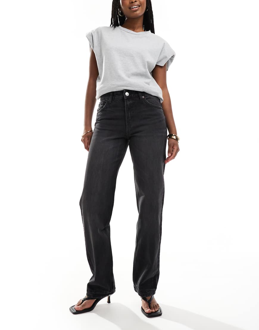 Pull & Bear - Gerade geschnittene Jeans in Schwarz mit mittelhohem Bund Pull & Bear - Gerade geschnittene Jeans in Schwarz mit mittelhohem Bund von Pull & Bear