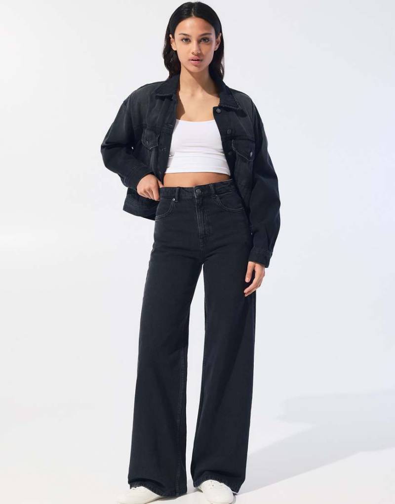 Pull & Bear - Jeans in Schwarz mit weitem Bein und hohem Bund von Pull & Bear