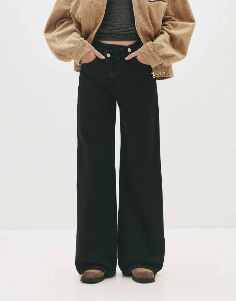 Pull & Bear - Jeans in Schwarz mit weitem Bein und überkreuztem Bunddetail von Pull & Bear