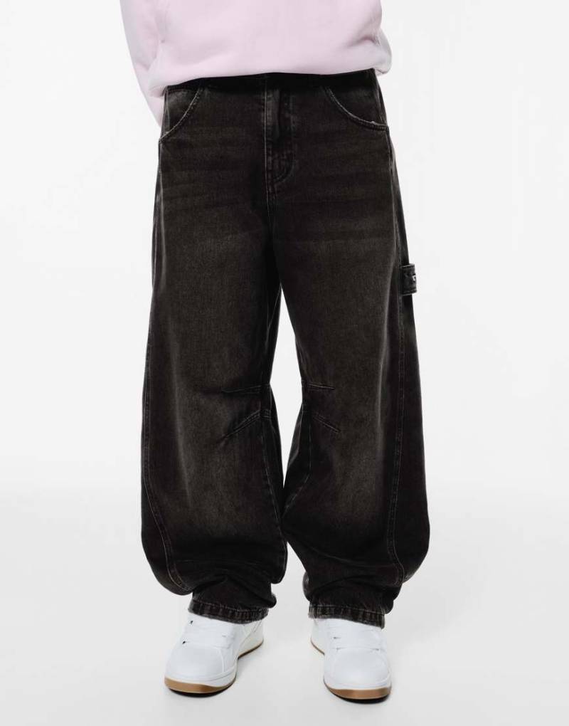 Pull & Bear - Jeans in verblasstem Schwarz mit bestickter Tasche und Ballonschnitt-Grau von Pull & Bear
