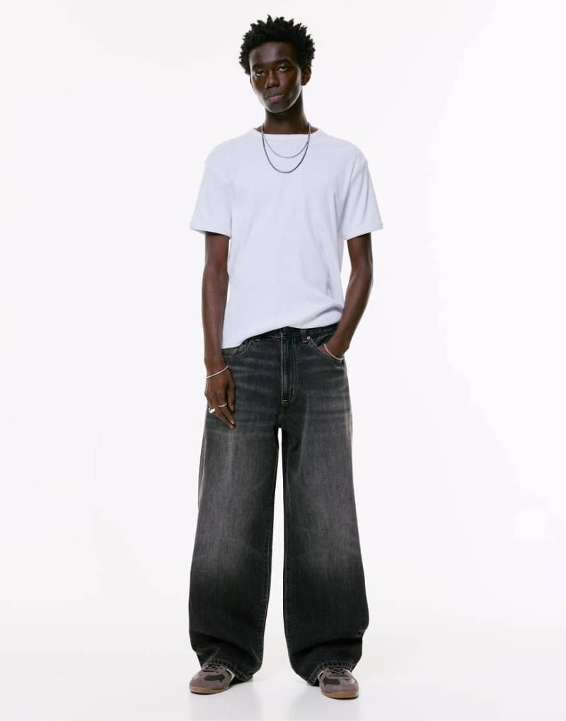 Pull & Bear - Jeans in verblasstem Schwarz mit weitem Bein-Grau von Pull & Bear