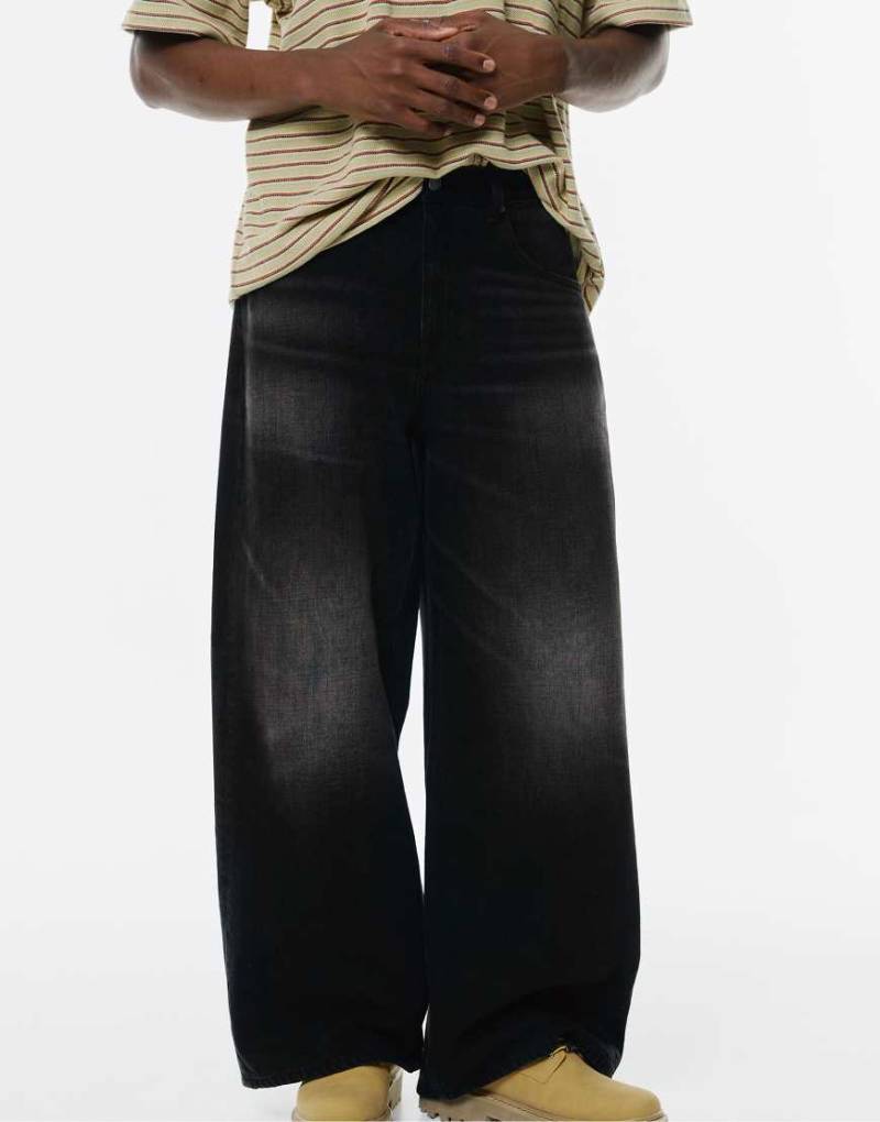 Pull & Bear - Jeans in verblasstem Schwarz mit weitem Bein-Grau von Pull & Bear