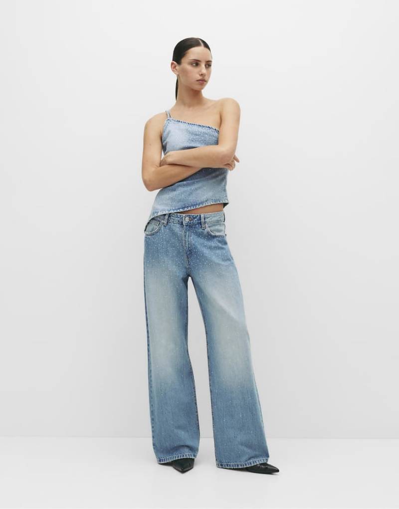 Pull & Bear - Jeans mit geradem Bein, mittelhohem Bund und Strasssteinen in Blassblau von Pull & Bear