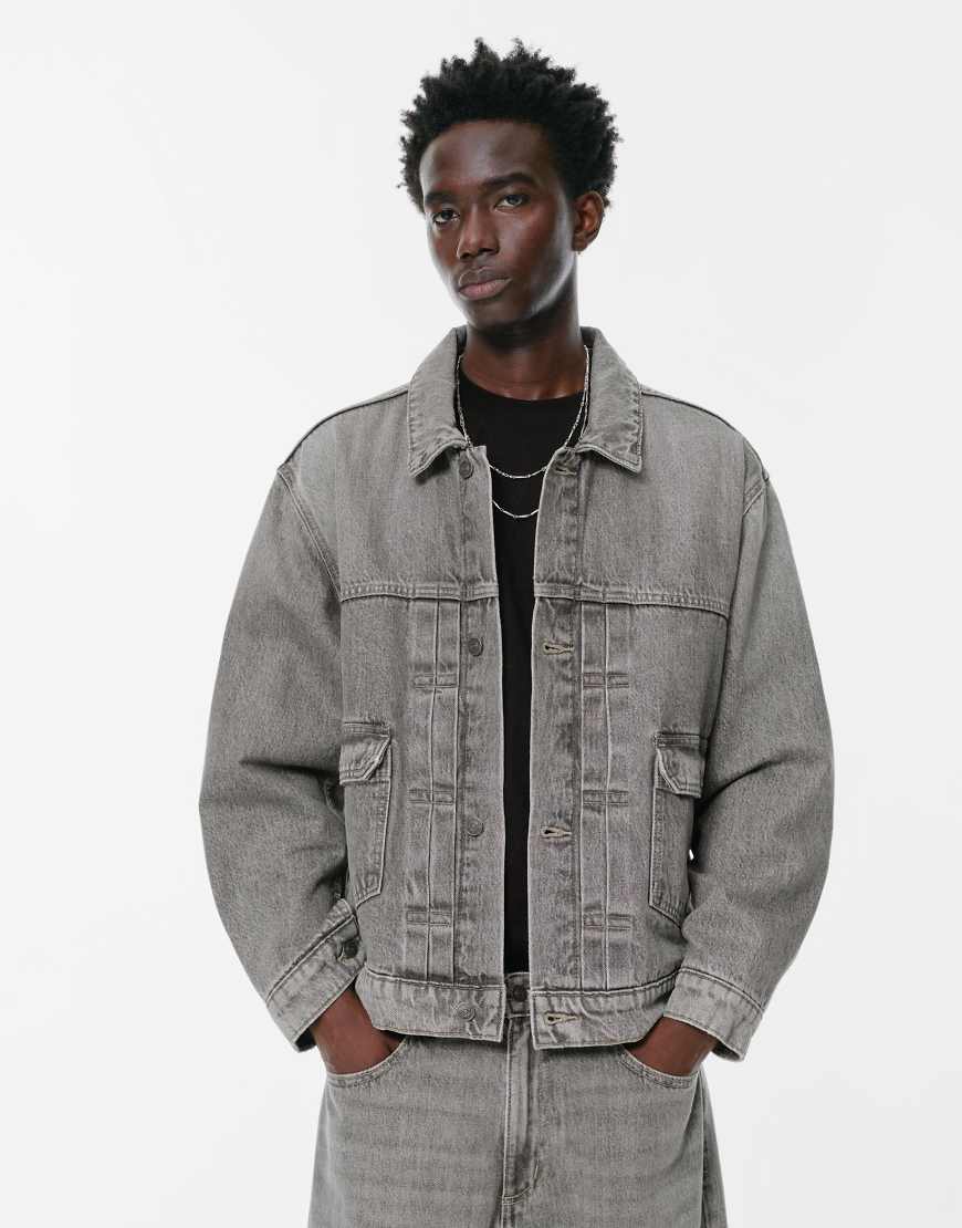 Pull & Bear - Jeansjacke in Dunkelgrau mit Taschen von Pull & Bear