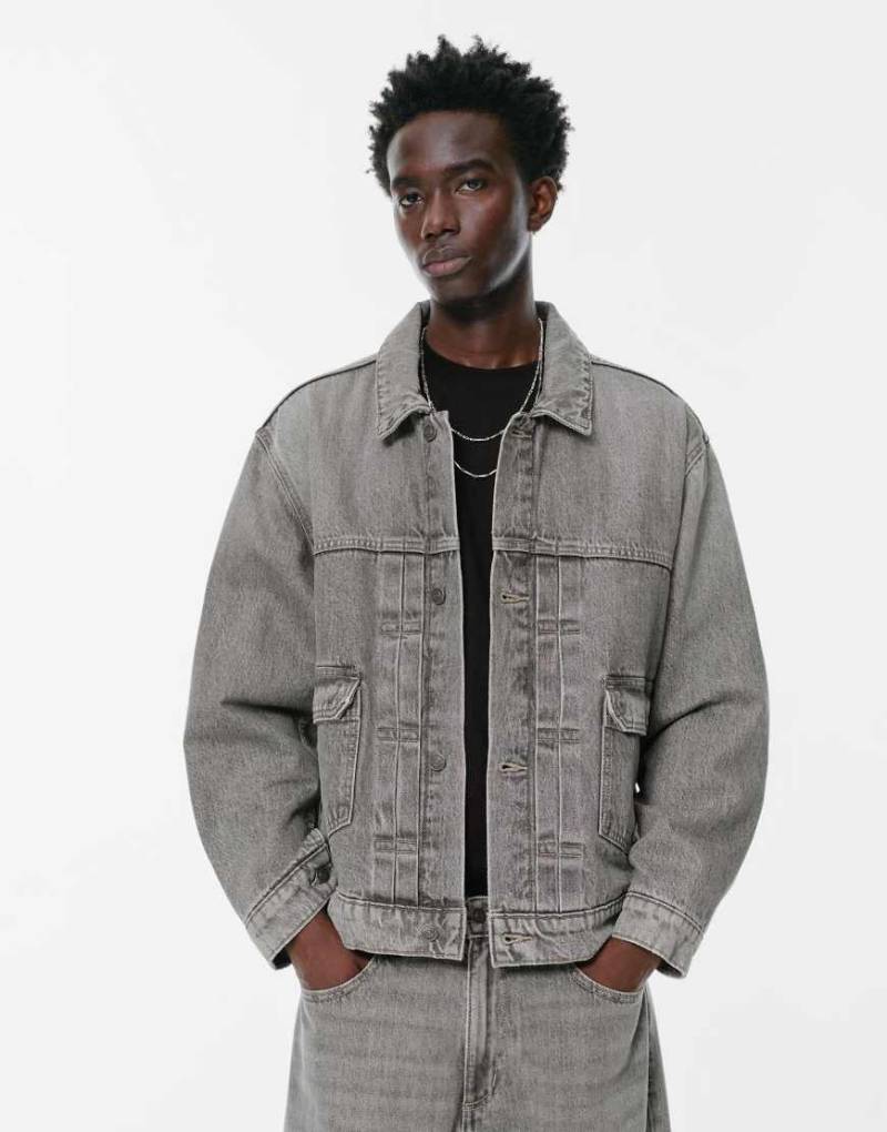 Pull & Bear - Jeansjacke in Dunkelgrau mit Taschen von Pull & Bear