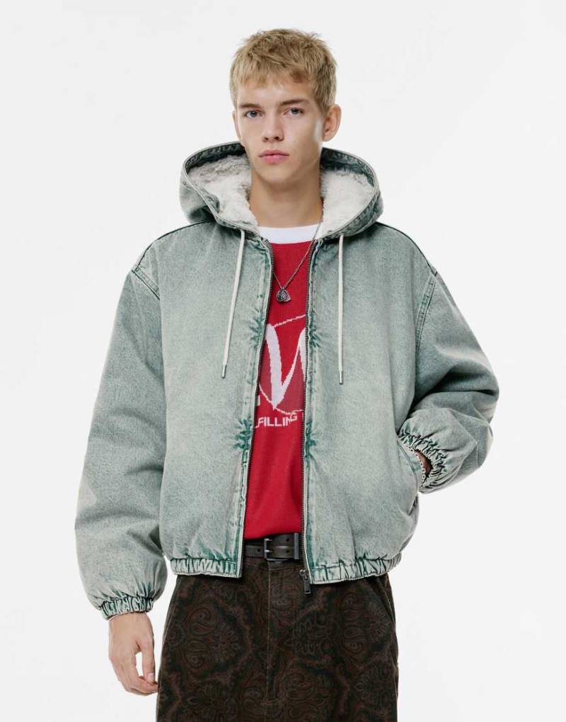 Pull & Bear - Jeansjacke in Mittelblau mit Kapuze, Reißverschluss und Fellfutter von Pull & Bear