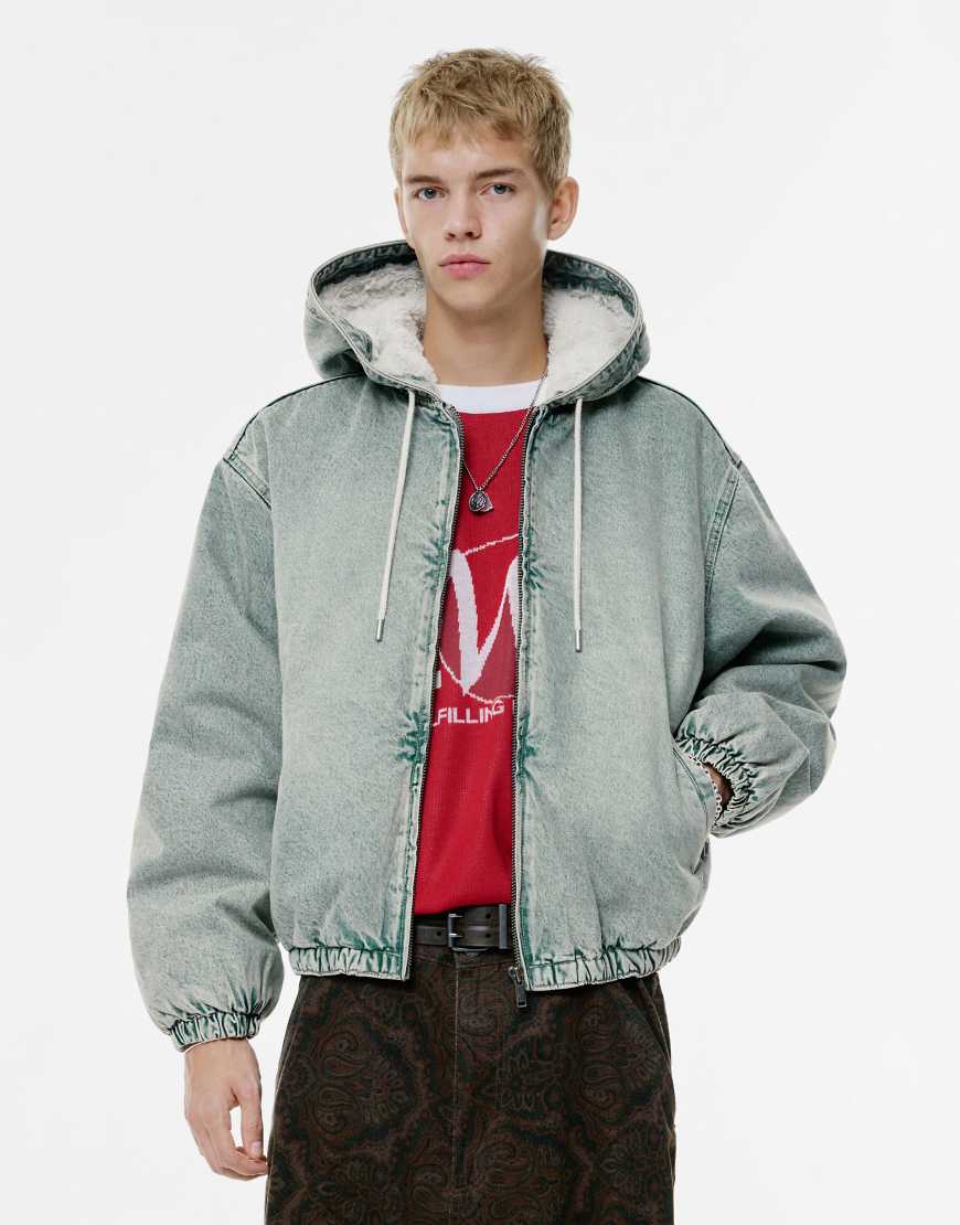 Pull & Bear - Jeansjacke in Mittelblau mit Kapuze, Reißverschluss und Fellfutter von Pull & Bear