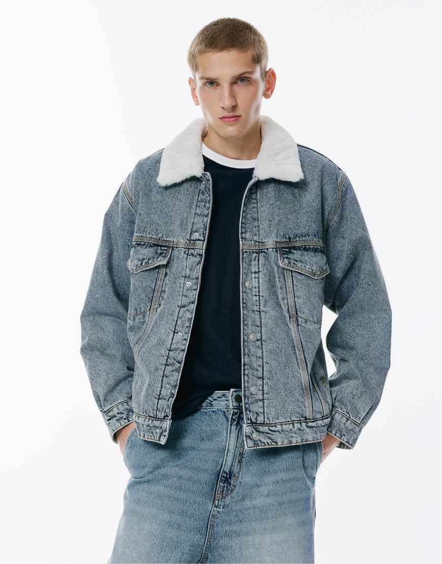 Pull & Bear - Jeansjacke in Mittelblau mit Kunstpelzkragen von Pull & Bear