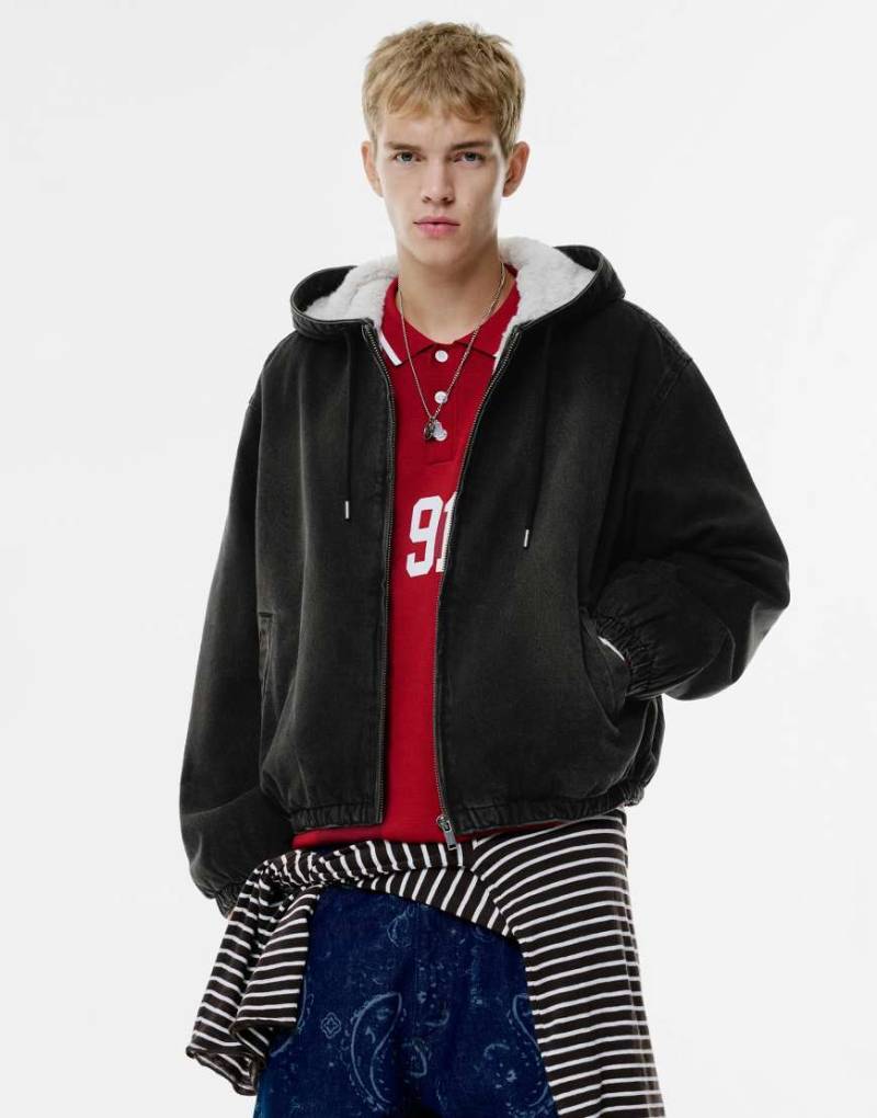 Pull & Bear - Jeansjacke in Schwarz mit Kapuze, Reißverschluss und Fellfutter von Pull & Bear