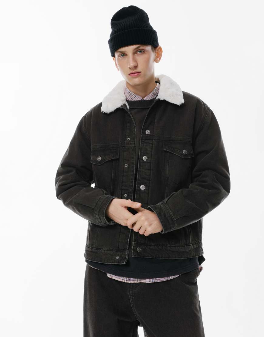 Pull & Bear - Jeansjacke in Schwarz mit Kunstpelzkragen von Pull & Bear
