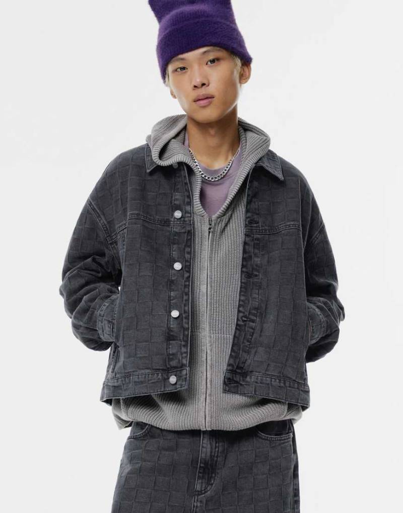 Pull & Bear - Jeansjacke in verblasstem Schwarz mit Karomuster-Grau von Pull & Bear