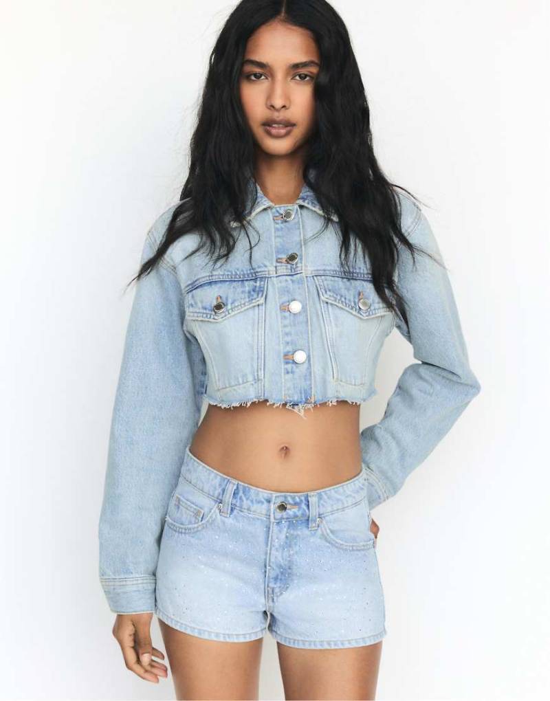 Pull & Bear - Jeansshorts in Mittelblau mit Strasssteinen Pull & Bear - Jeansshorts in Mittelblau mit Strasssteinen von Pull & Bear