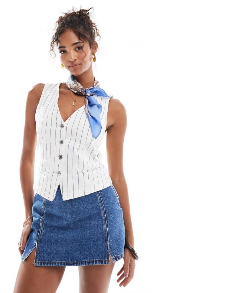 Pull & Bear - Jeansweste in Weiß mit Nadelstreifen von Pull & Bear