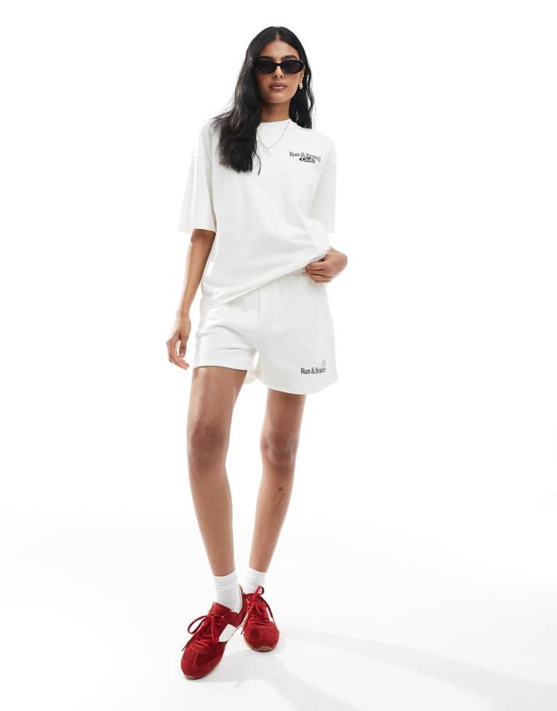 Pull & Bear - Jersey-Shorts in Weiß mit „Running Club"-Grafik von Pull & Bear