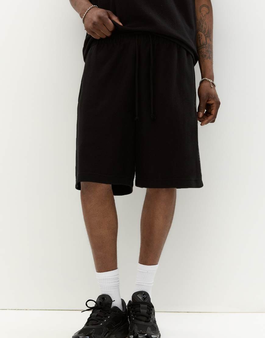 Pull & Bear - Jogging-Bermudashorts in Schwarz mit diagonaler Textur von Pull & Bear
