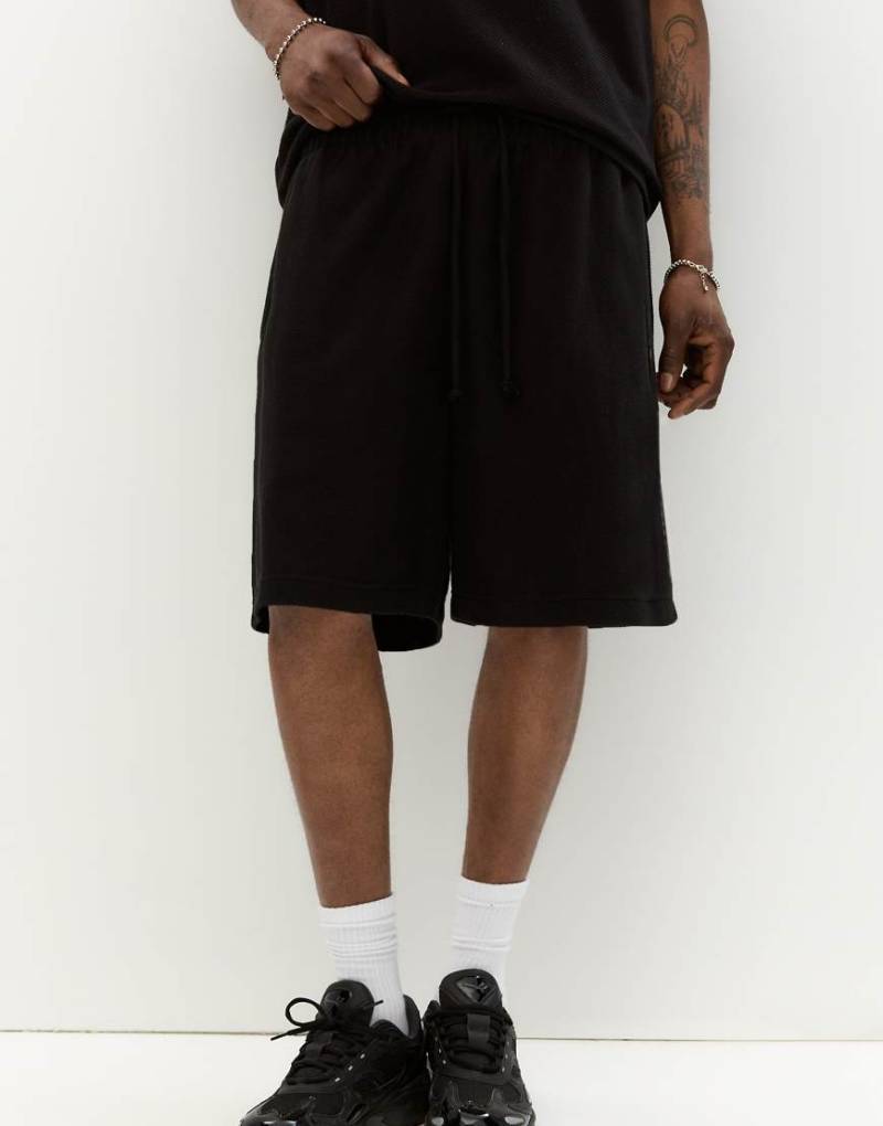Pull & Bear - Jogging-Bermudashorts in Schwarz mit diagonaler Textur von Pull & Bear