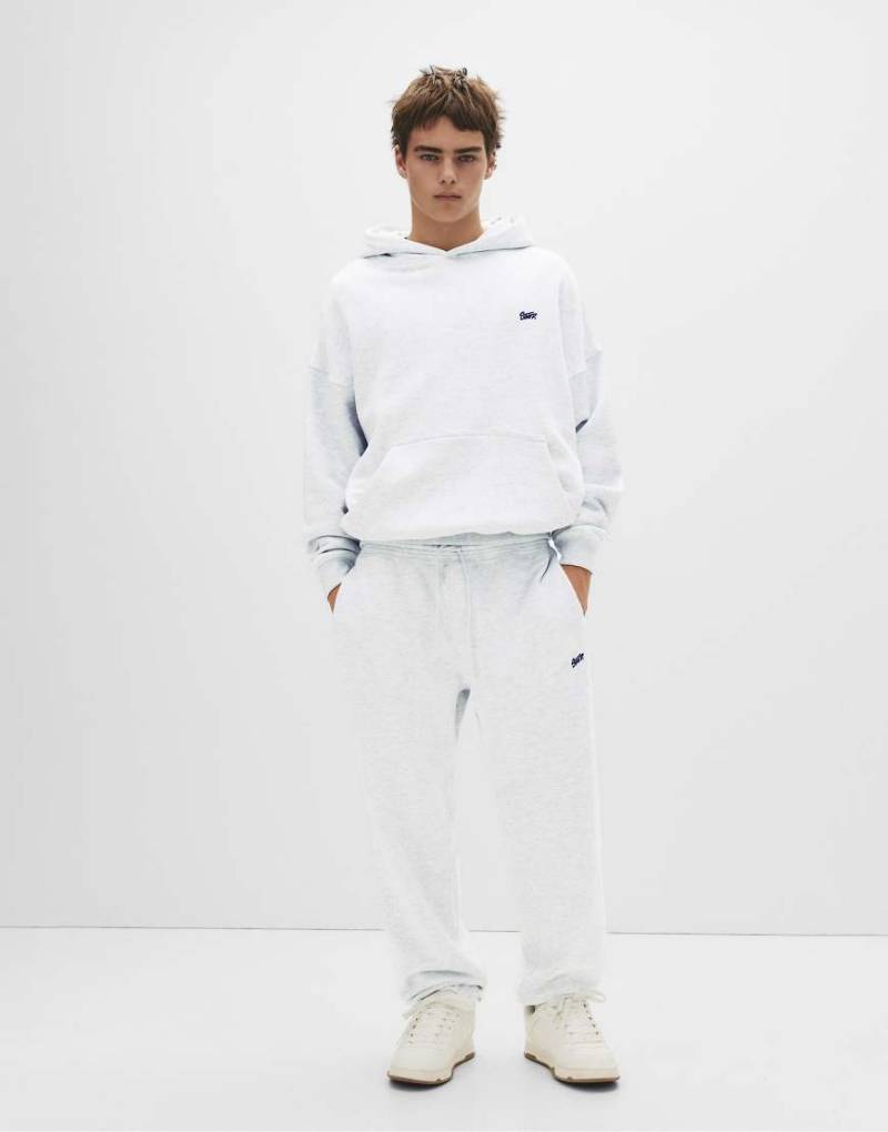 Pull & Bear - Jogginghose in Eisblau mit „STWD"-Print-Weiß Pull & Bear - Jogginghose in Eisblau mit „STWD"-Print-Weiß von Pull & Bear