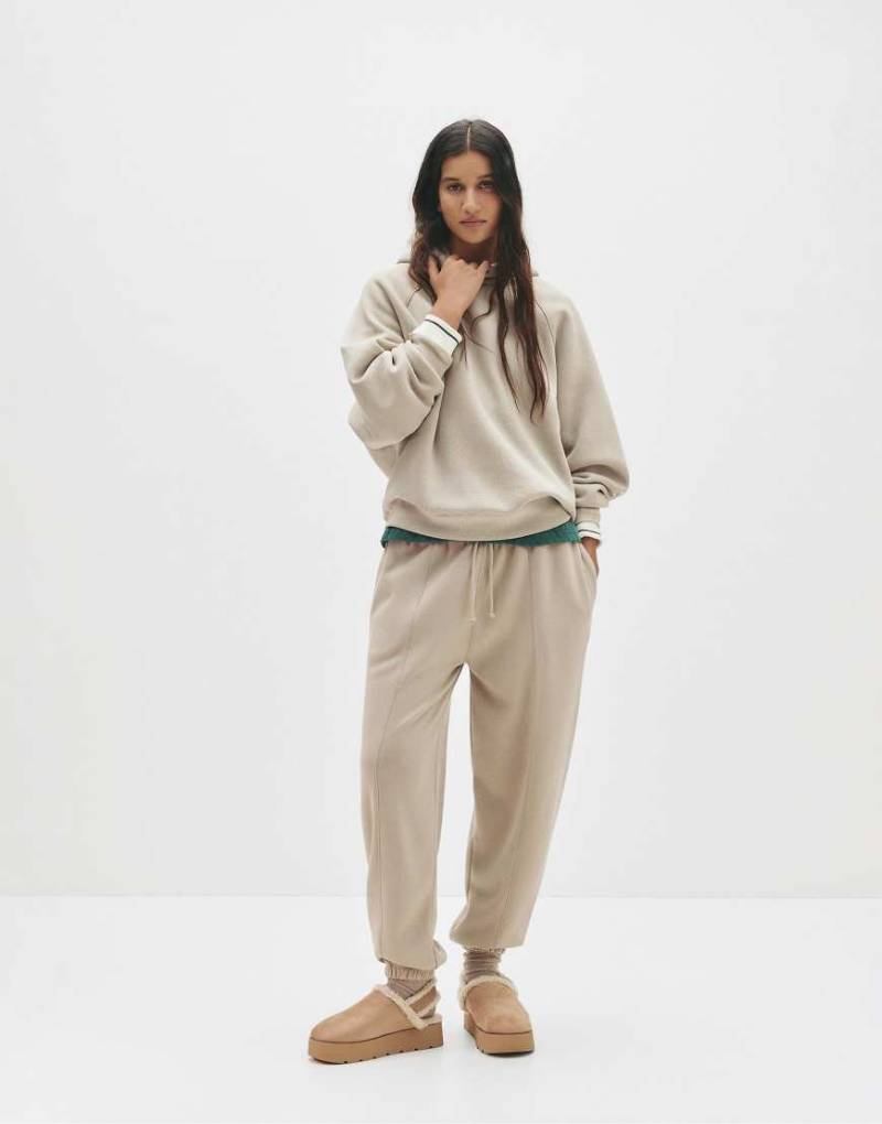 Pull & Bear - Jogginghose in Sand mit Knöpfen und Ziernaht-Neutral von Pull & Bear