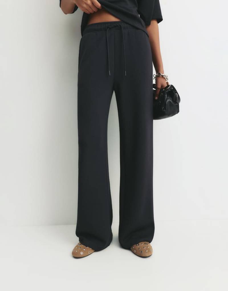 Pull & Bear - Jogginghose in Schwarz mit weitem Bein von Pull & Bear