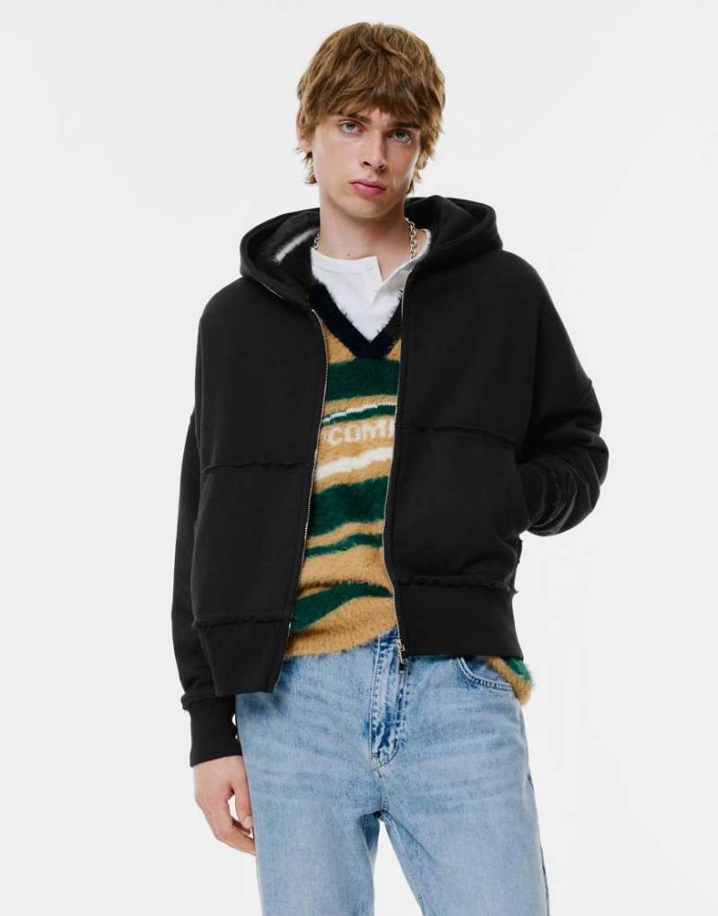 Pull & Bear - Kapuzenjacke in Schwarz mit „Stwd Studio"-Print von Pull & Bear