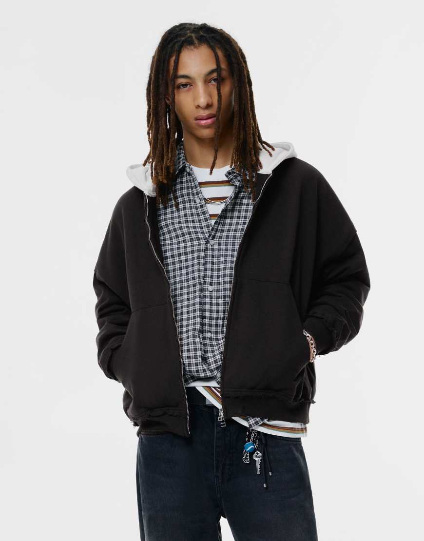 Pull & Bear - Kapuzenjacke in Schwarz mit Kontrast-Kapuze von Pull & Bear