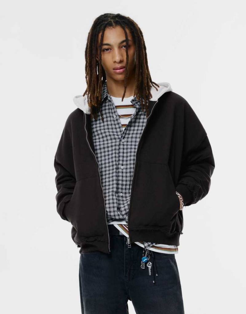 Pull & Bear - Kapuzenjacke in Schwarz mit Kontrast-Kapuze von Pull & Bear