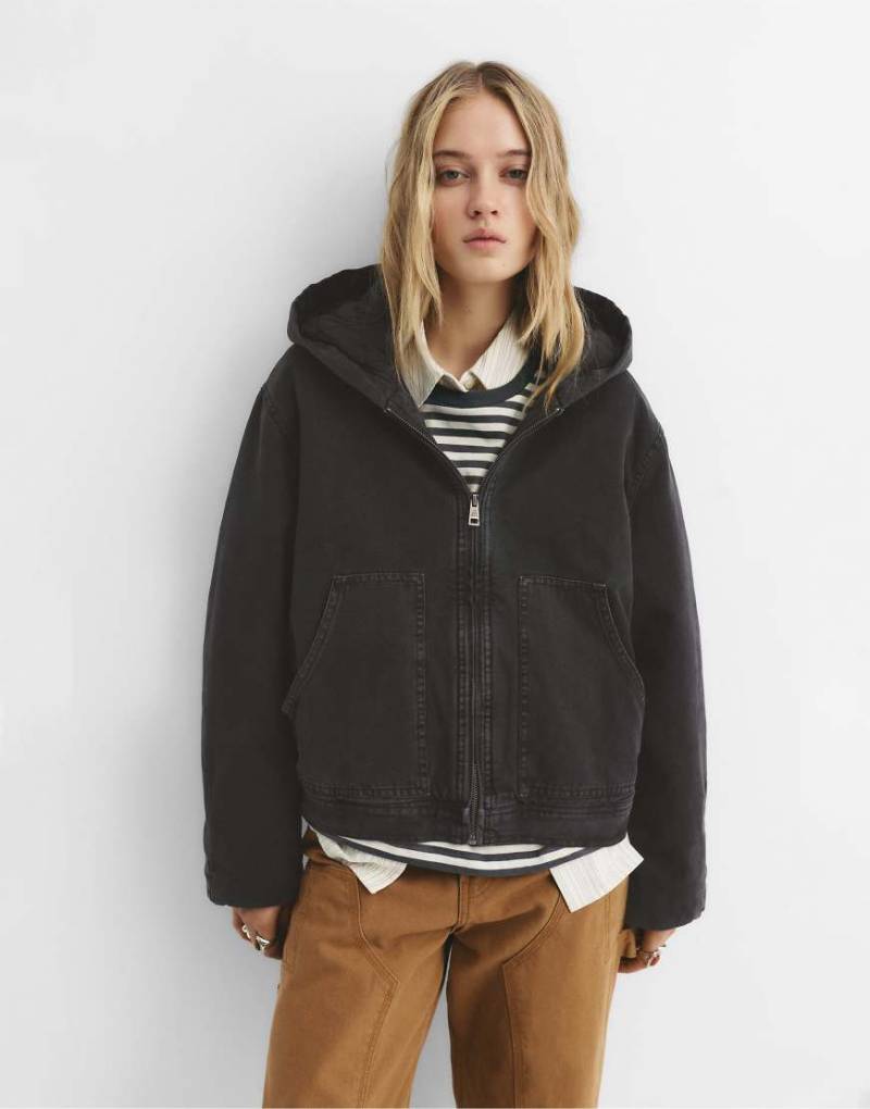 Pull & Bear - Kapuzenjacke in verblasstem Schwarz mit Reißverschluss-Grau Pull & Bear - Kapuzenjacke in verblasstem Schwarz mit Reißverschluss-Grau von Pull & Bear