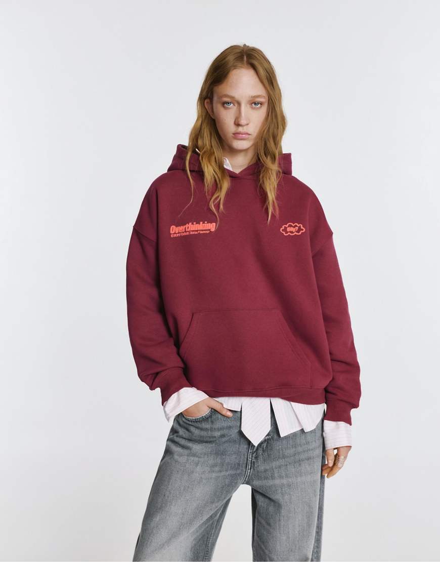 Pull & Bear - Kapuzenpullover in Burgunderrot mit „Overthinking"-Print von Pull & Bear