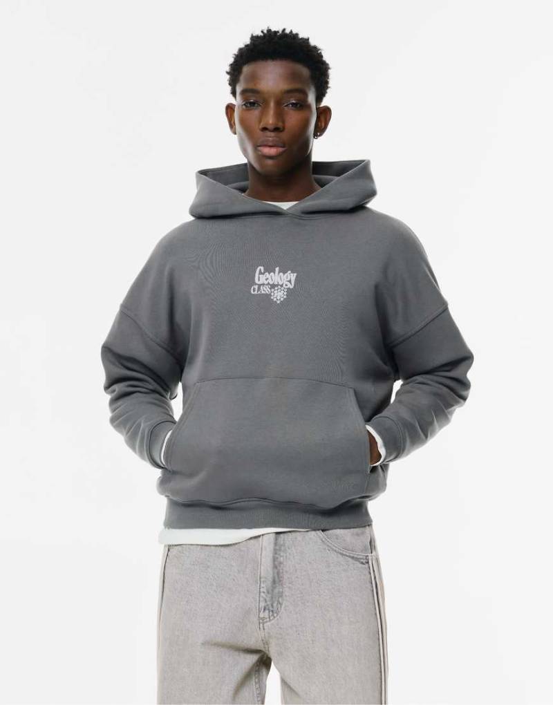 Pull & Bear - Kapuzenpullover in Dunkelgrau mit Mineralien-Grafikmotiv von Pull & Bear
