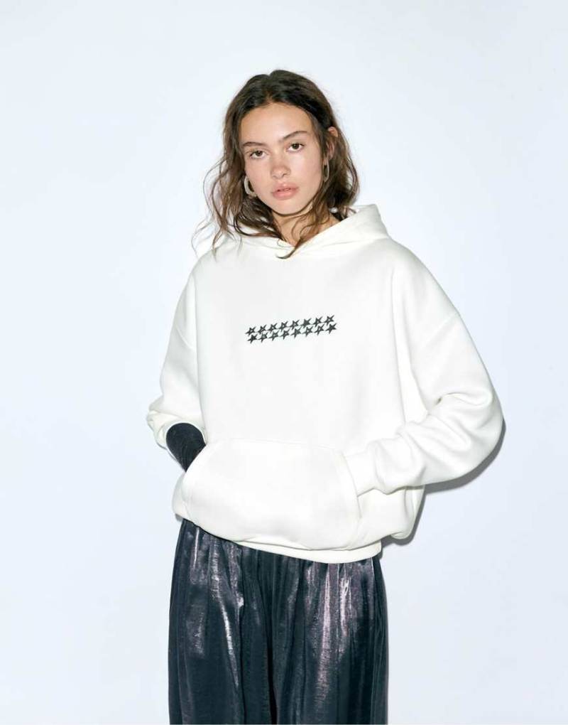 Pull & Bear - Kapuzenpullover in Eisgrau mit Sternmotiven-Weiß von Pull & Bear